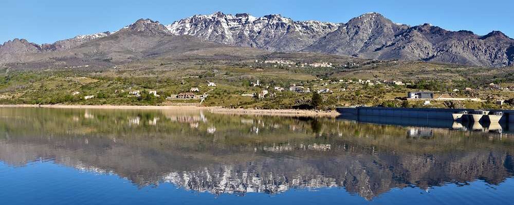 Monte Cinto riflesso nel Lago di Calacuccia